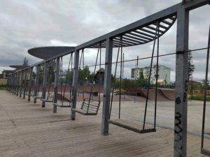 Жителям Покровска запретили качаться на качелях