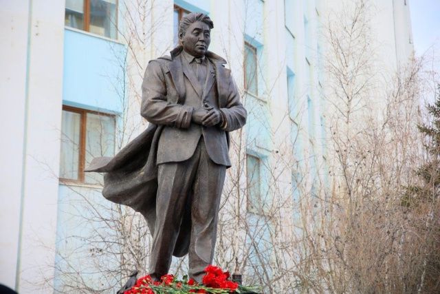 В Якутске открыли памятник одному из основоположников промышленности республики Тарасу Десяткину