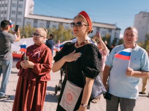 В День государственного флага России Евгений Григорьев вручил паспорта школьникам