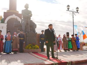 Праздник: В Якутске возложили цветы к памятнику основателю города Петру Бекетову