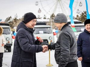 В Якутии районным управлениям ветеринарии вручили ключи от 22-х новых спецавтомашин