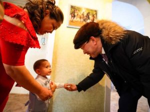 Глава Якутии встретился с семьей участника спецоперации из Момского района