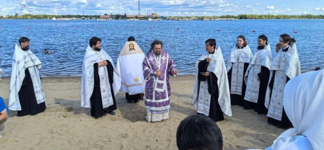 Архиепископ Роман совершил Крещение на Лене