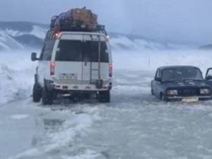 Дорожники устраняют последствия выхода воды на автодорогу «Умнас» в Олекминском районе