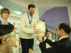 Айсен Николаев вручил свой Кубок победителю турнира по шахматам