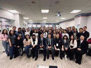 Министр цифрового развития  Василий Ефимов и генеральный директор НВК «Саха» Олег Марков пообщались с участниками медиашколы «АЙАР»