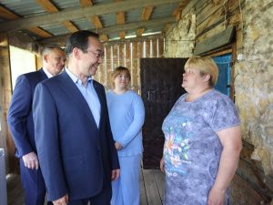 С семьёй участника СВО встретился Айсен Николаев в Усть-Майском районе