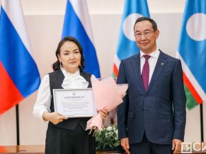 Глава Якутии вручил лучшим педагогам-наставникам премии в 100 тысяч рублей