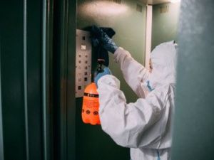 Евгений Григорьев поручил усилить контроль за проведением дезинфекции подъездов жилых домов