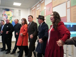 В SMART-библиотеке Якутска открыли стенд выдающегося писателя Николая Неустроева