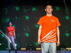 Очертания крыла стерха нанесли на экипировку участников эстафеты огня VIII игр «Дети Азии»