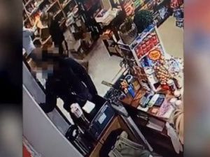 Подросток украл в магазине беспроводные наушники