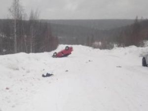 В Ленском районе машина врезалась в снежный вал и перевернулась