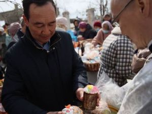 Семья Айсена Николаева готовится к Пасхе