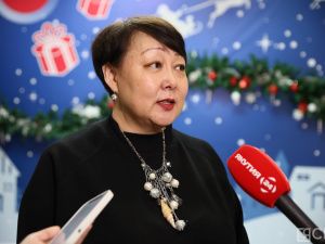 В Якутске спасатель спустился с крыши и поздравил юных пациентов НЦМ в образе Деда Мороза