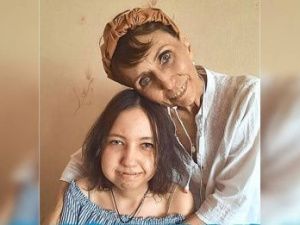 Девушка-инвалид помогает маме с онкологией. Объявлен сбор средств для семьи Славинских