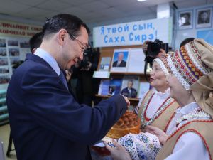 Айсен Николаев поблагодарил коллектив библиотеки-музея ямщицкой культуры в Хангаласском районе