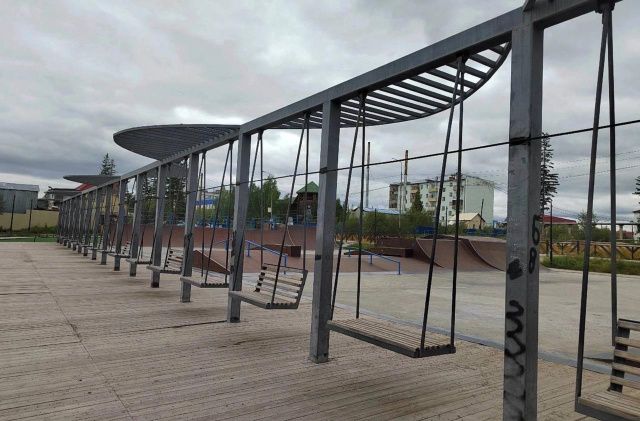 Жителям Покровска запретили качаться на качелях