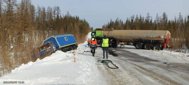 В Якутии столкнулись два большегруза: Пострадали три человека
