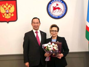 Айсен Николаев поздравил Галину Данчикову с присуждением Государственной премии имени Исидора Барахова