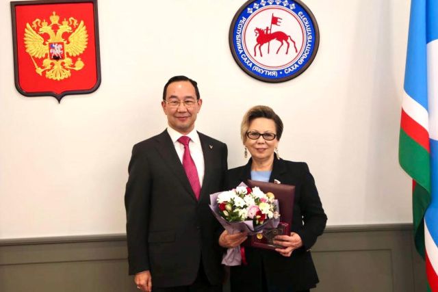 Айсен Николаев поздравил Галину Данчикову с присуждением Государственной премии имени Исидора Барахова