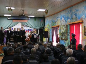 В исправительных колониях № 1 и 6 выступили музыканты на скрипках и виолончели 