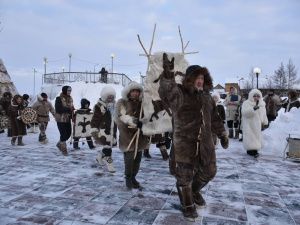 Фото: шествие в национальных костюмах в Оленекском районе в День оленевода