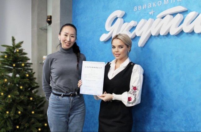 Авиакомпания «Якутия» вручила подарочный сертификат победителю ноябрьского розыгрыша