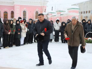 В Якутии возложили цветы к памятнику выдающемуся государственному деятелю республики Илье Винокурову
