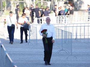 Якутяне нескончаемым потоком идут проститься с Михаилом Николаевым