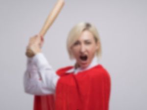 В Якутске женщина избила палкой знакомую и сломала ей руку