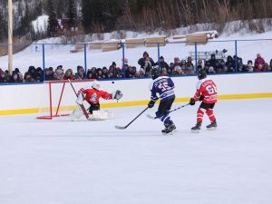 Зрелищной ничьей завершился матч звёзд мирового хоккея с якутской командой у Ленских столбов