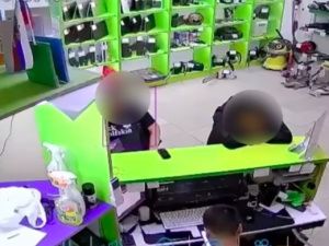 В Якутске 50-летняя женщина подозревается в краже сотовых телефонов из комиссионного магазина