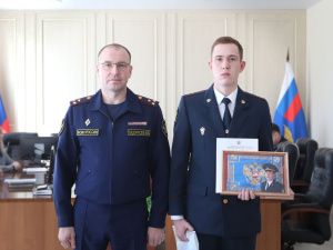 В УФСИН наградили сотрудников личной фотографией, снятой у развернутого Знамени уголовно-исполнительной системы