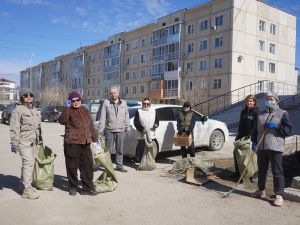 Дом дружбы народов встретил май субботником