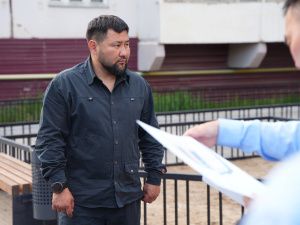 Евгений Григорьев проверил ход работ по благоустройству дворовых территорий в Якутске