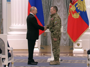 Президент Владимир Путин вручил звезду Героя России командиру якутского отряда «Боотур-1» Александру Колесову