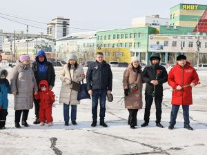 В память о жертвах трагедии на площади Победы в Якутске общественники возложили цветы