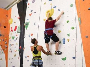 Для несовершеннолетних осужденных без изоляции от общества организовано занятие по скалолазанию