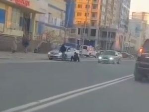 Инцидент у патрульной машины ДПС: Конфликт между водителем и пассажиром перерос в драку