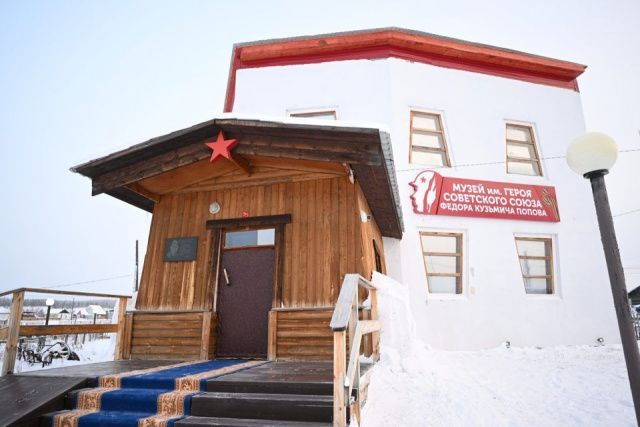 Айсен Николаев посетил музей имени Федора Попова