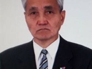 Айсен Николаев наградил видного якутского ученого-вирусолога Алексея Аммосова