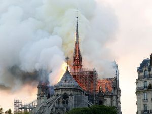 Огонь перекинулся на одну из башен Собора Парижской Богоматери