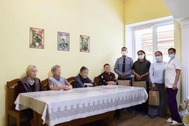 Молодые сотрудники и ветераны уголовно-исполнительной инспекции УФСИН посетили пансионат для пожилых людей