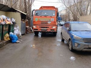 В «Якутскэкосетях» назвали адреса, где припаркованные автомобили мешают проезду мусоровоза