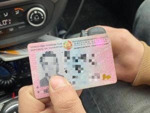 В Якутске сотрудники ДПС изъяли у водителя большегруза поддельные права