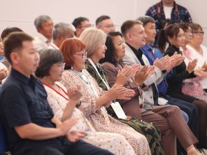 Айсен Николаев наградил волонтёров специальной военной операции