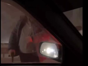 Угрожавший девушке на дороге мужчина заявил, что пистолет был игрушечным