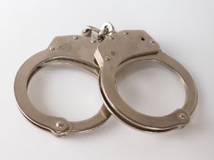 В Ленском районе 56-летняя гостья украла деньги у заснувшего хозяина дома