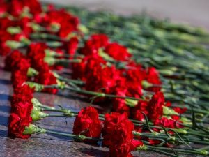 В День Республики Айсен Николаев возложил цветы к памятнику П.А. Ойунского